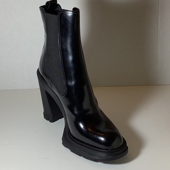 Alexander McQueen Womens Tread Heeled Chelsea Boot
Black - Picture 8 of 14